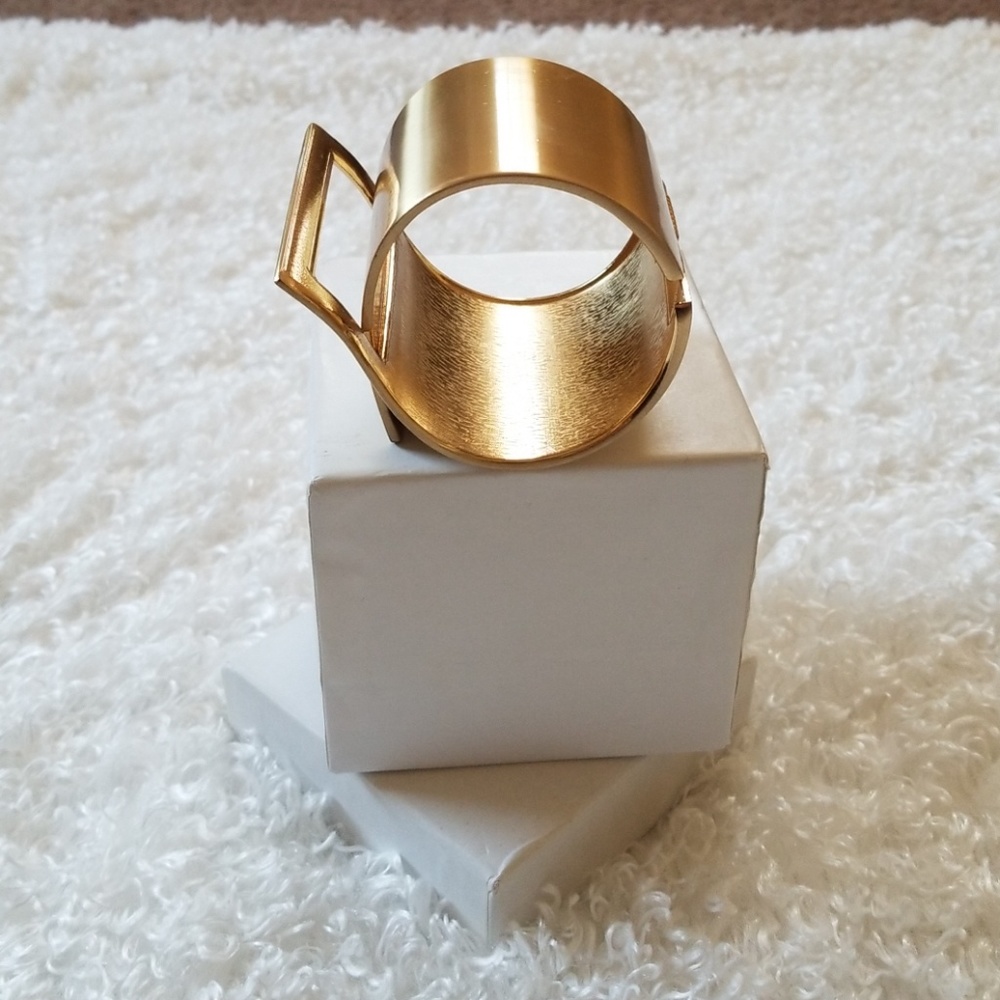 Gold cuff bracelet - Picture 3 of 3